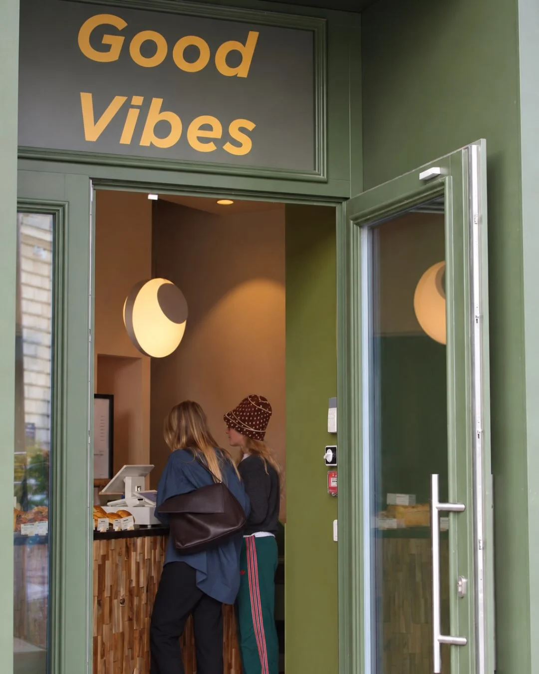 L’entrée « Good Vibes » et le comptoir en bois