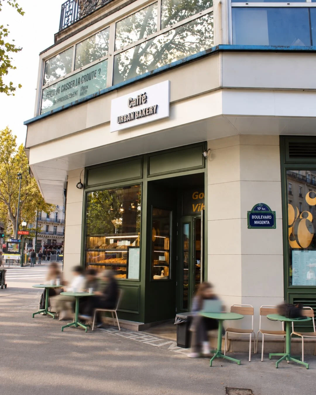 La façade d’angle, boulevard de Magenta, et sa terrasse