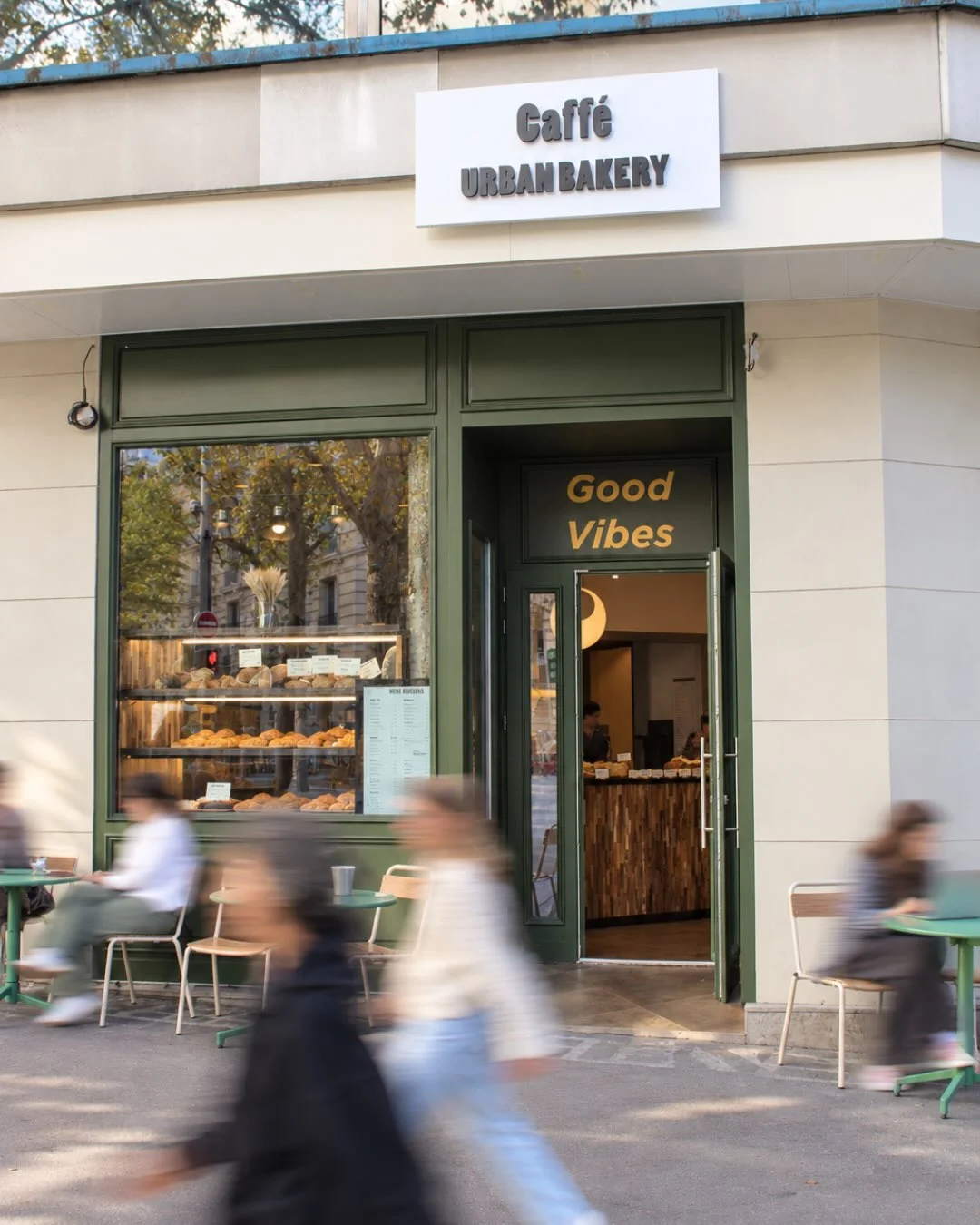 Les boiseries vertes et la vitrine sur le boulevard