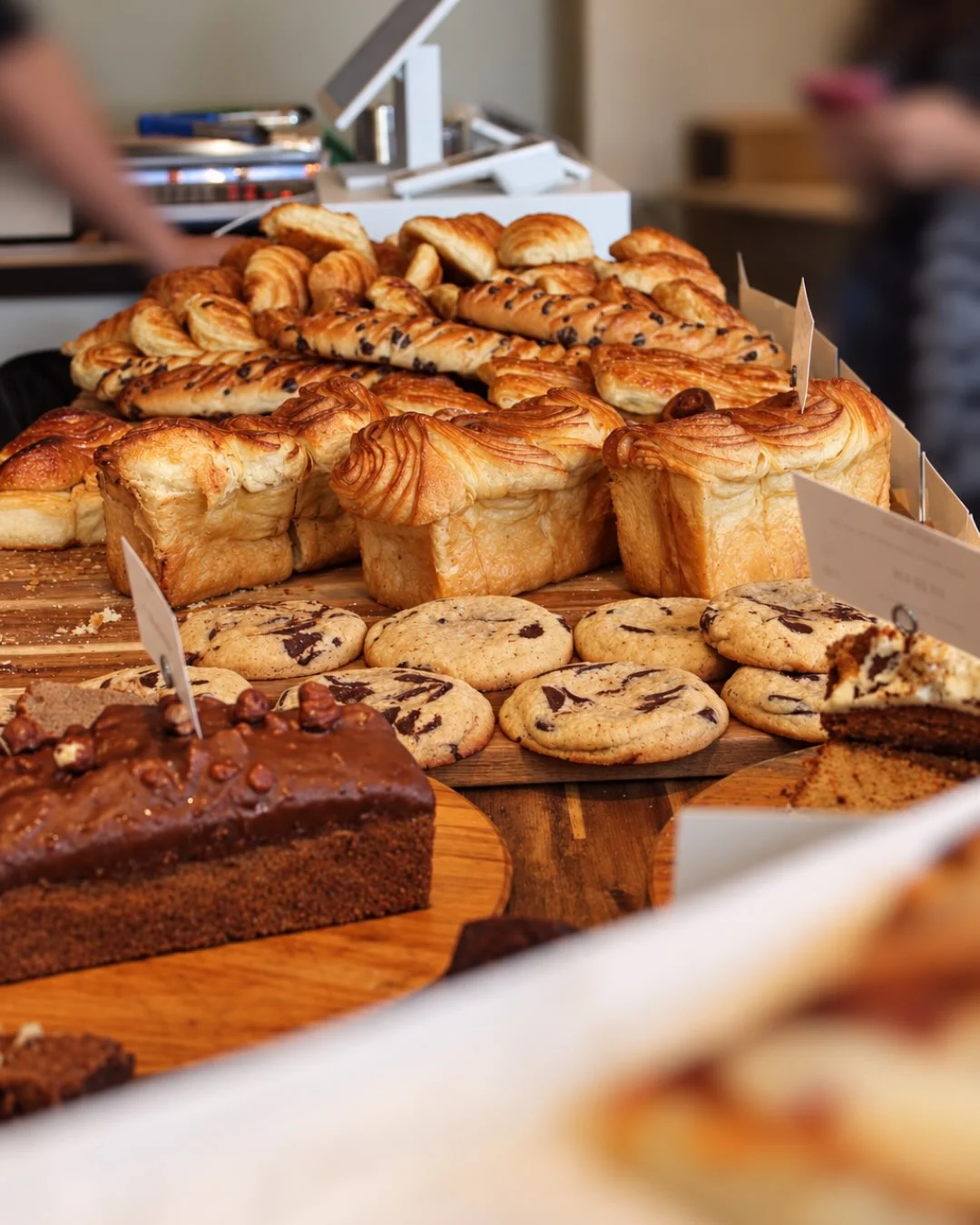 Brioches feuilletées, torsades, cookies et cake au comptoir