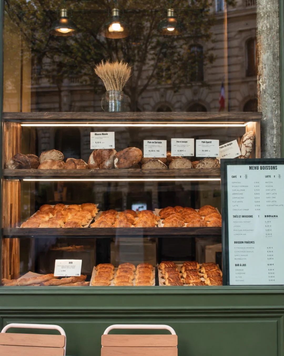 En vitrine : pains au levain, croissants et menu boissons