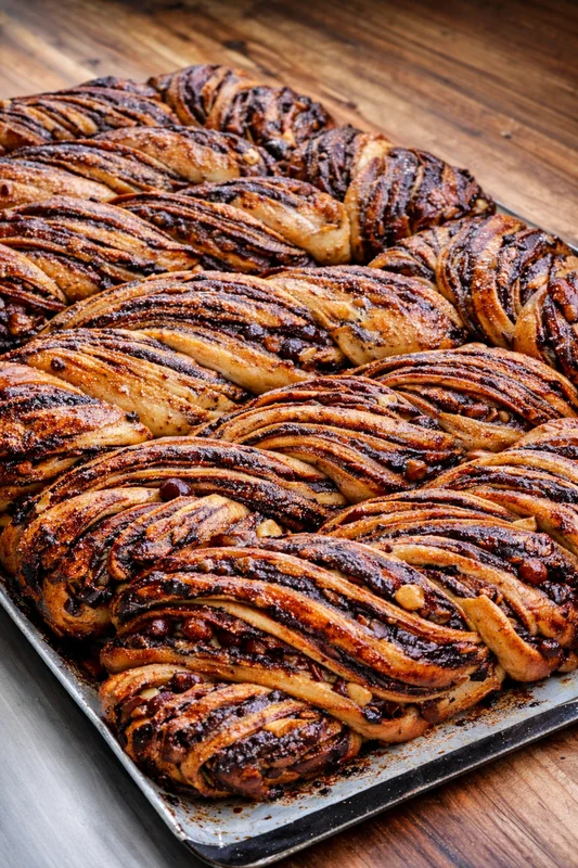 Une babka à trancher pour compléter une sélection de viennoiseries.