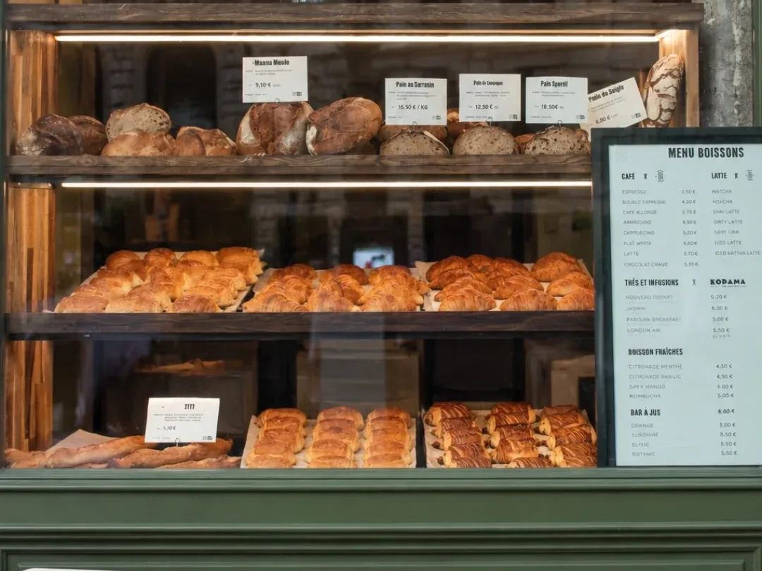 Vitrine du Caffé Urban Bakery République garnie de pains au levain et de viennoiseries