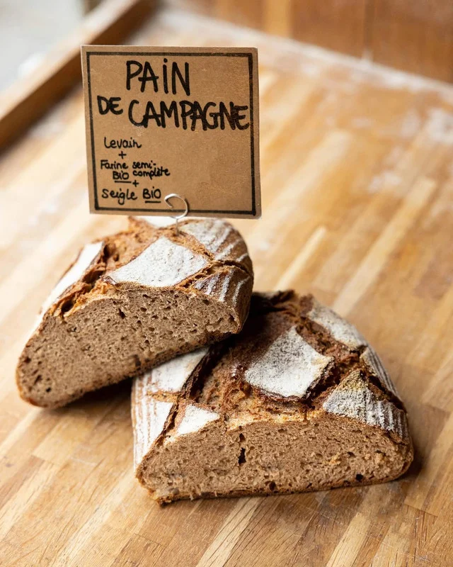 Pain de campagne Urban Bakery tranché sur un comptoir en bois