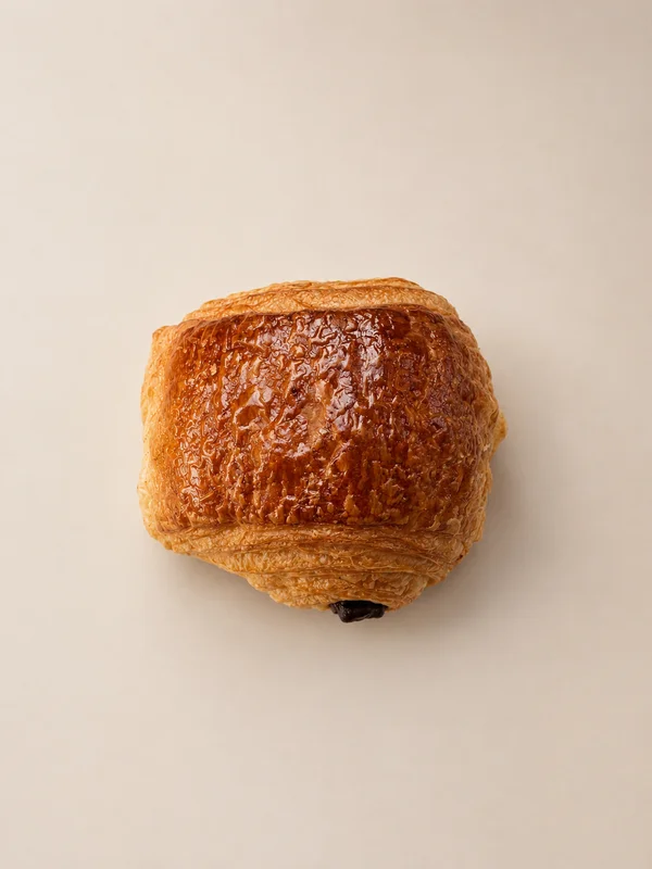 Pain au chocolat Urban Bakery photographié sur un fond clair