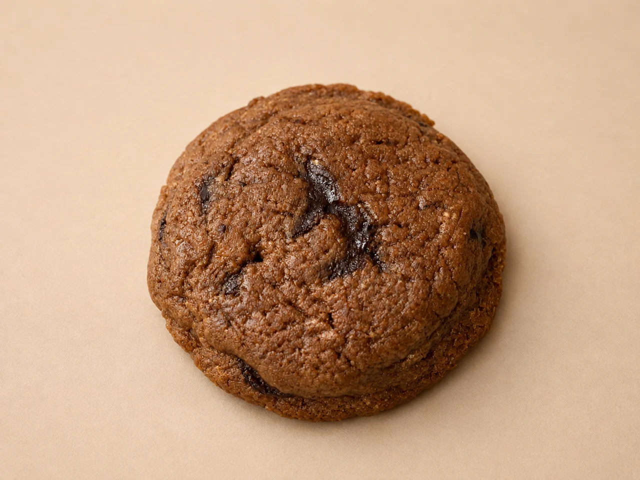 Cookie chocolat Urban Bakery sur un fond beige