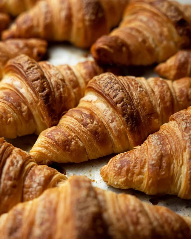 Croissants Urban Bakery dorés, photographiés ensemble en boutique