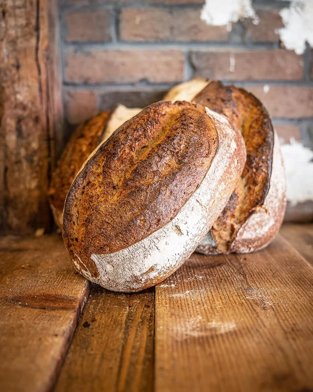 Maman Meule Urban Bakery photographiée sur une table en bois