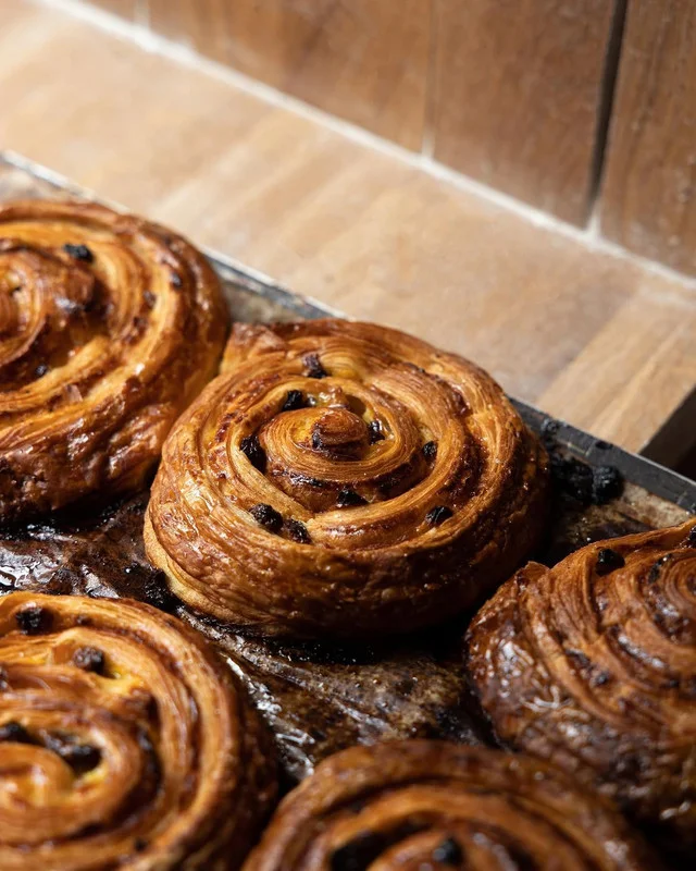 Pains aux raisins Urban Bakery disposés sur une plaque