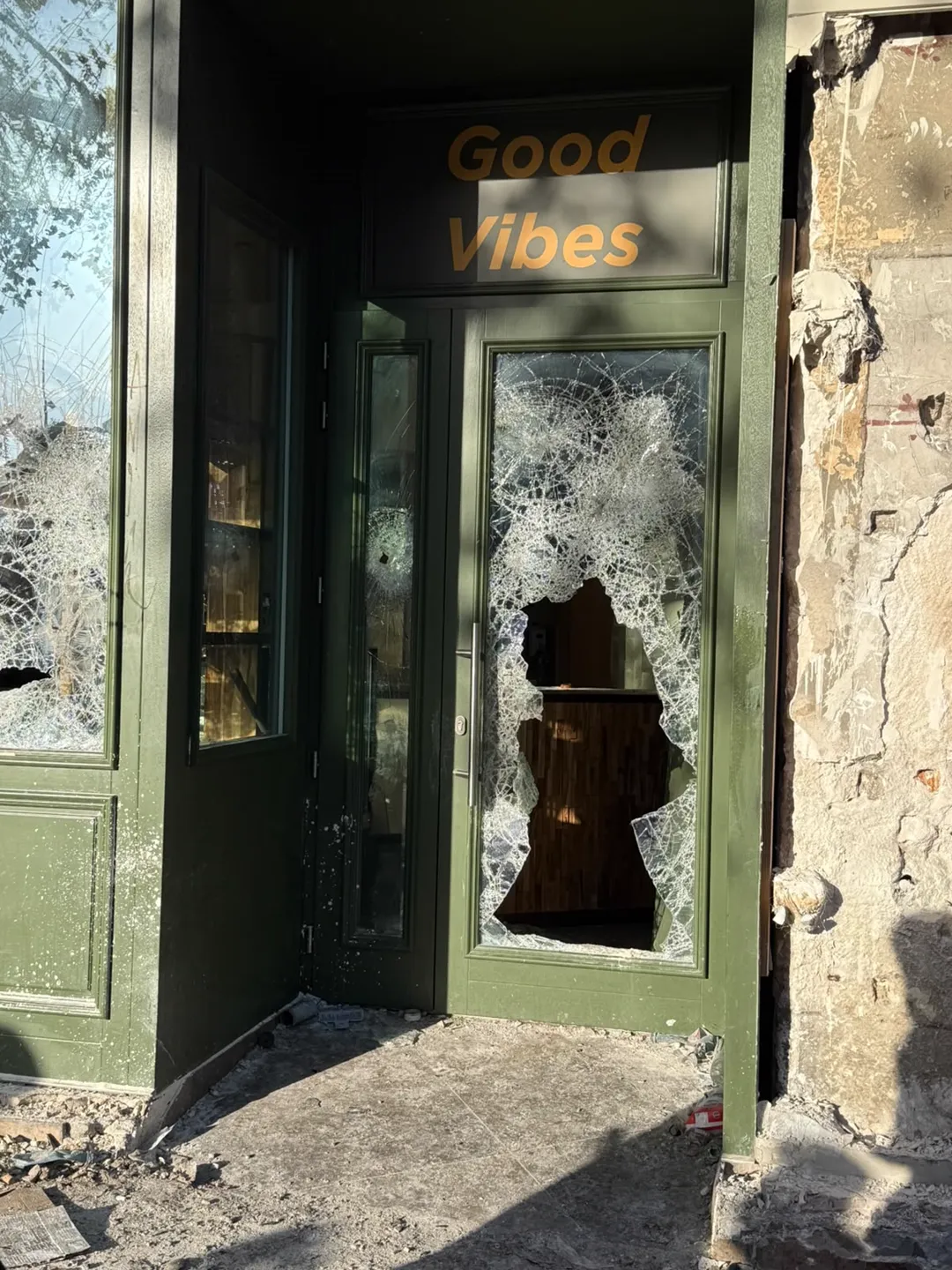 La porte d’entrée « Good Vibes » du Caffé, sa vitre brisée