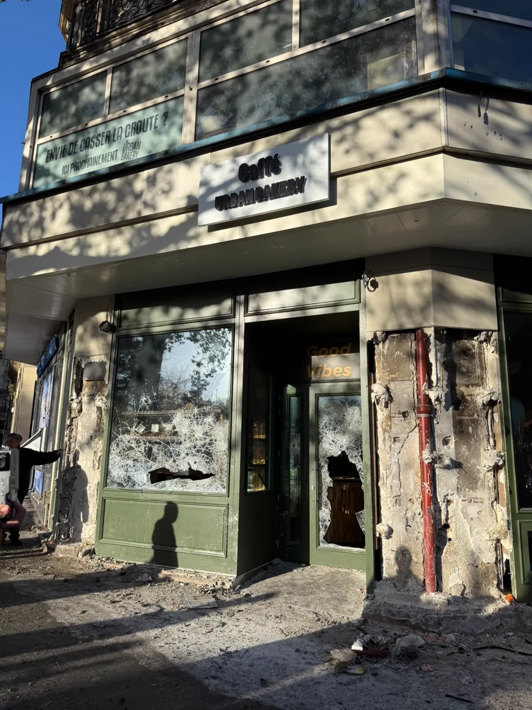 La façade du Caffé Urban Bakery République, vitrines brisées, au lendemain du 17 octobre