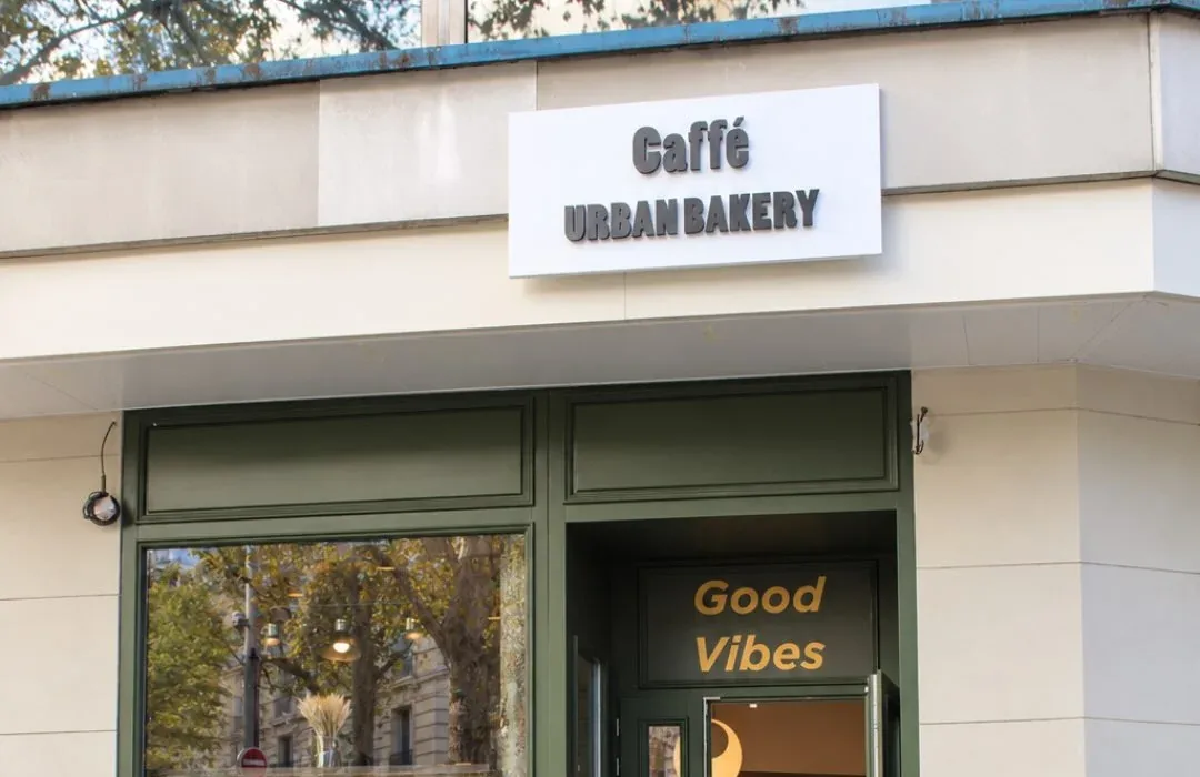 Façade verte du Caffé Urban Bakery République et son entrée « Good Vibes »